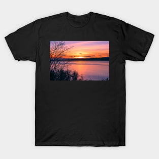 Frozen Scottish lake at sunset on a winter afternoon T-Shirt